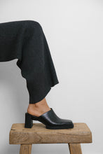 Load image into Gallery viewer, Onyx Flint Jogger