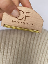 Load and play video in Gallery viewer, Cashmere sweater comb brush